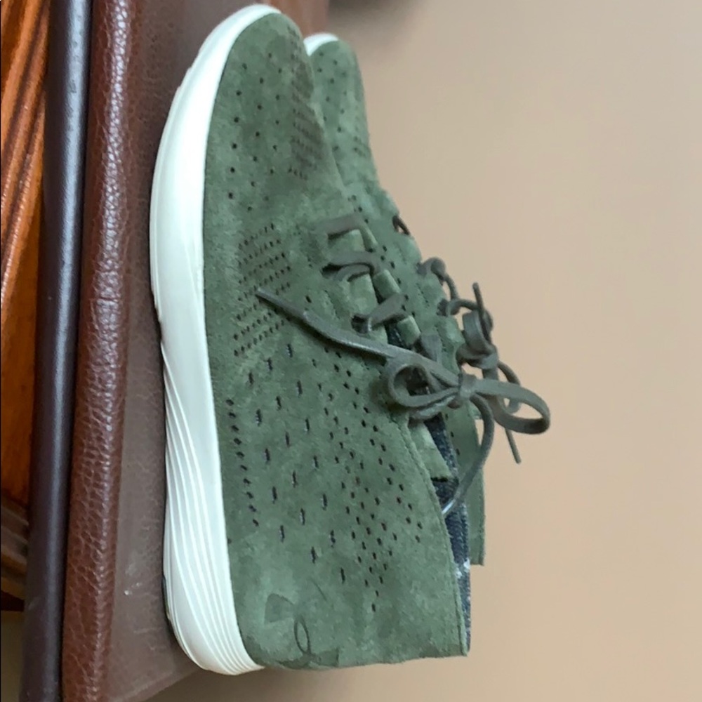 Under Armour high top shoes. Size 8